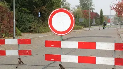 Застройщик перекрыл построенную им дорогу в Уральске , фото - Новости Zakon.kz от 17.06.2023 05:50