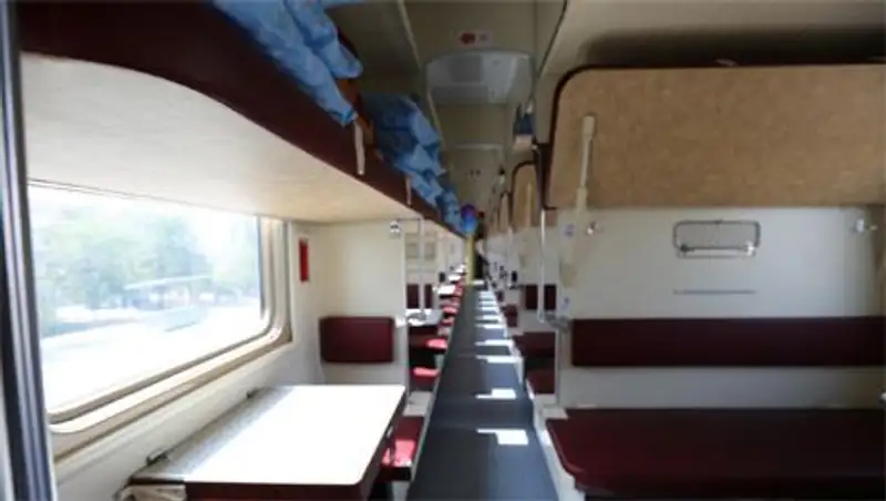 По маршруту «Мангышлак-Бейнеу» начал курсировать новый пассажирский состав