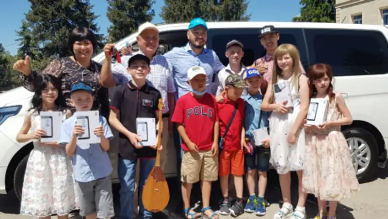 Компания "Kusto Group" подарила минивэн многодетной семье из Алматинской области