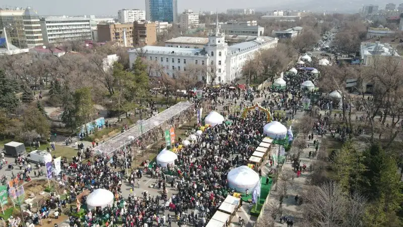 Алматинцы отмечают Наурыз: На площади , фото - Новости Zakon.kz от 22.03.2023 12:37