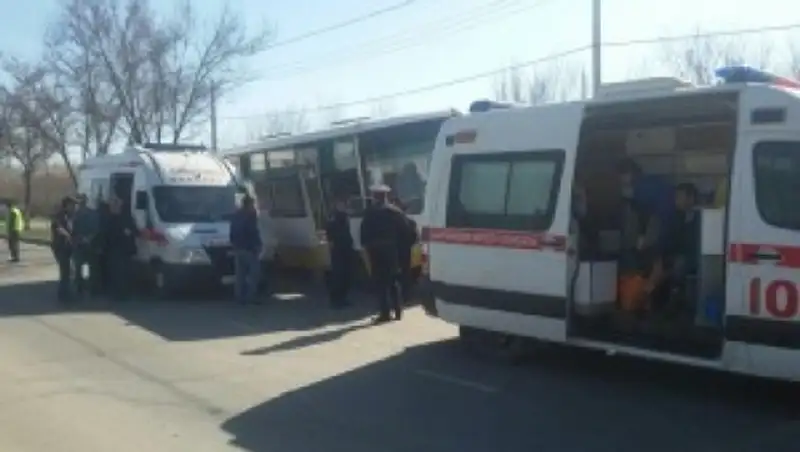 В Шымкенте автобус вылетел на разделительную полосу, 4 пострадавших