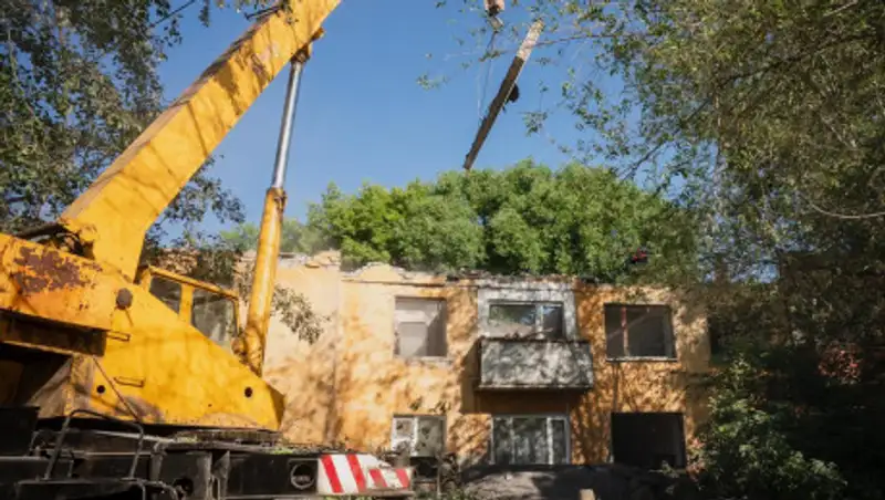 В столице сносят ветхие дома