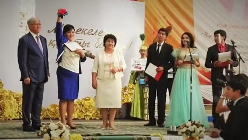 В Алматинской области учителю года подарили автомобиль