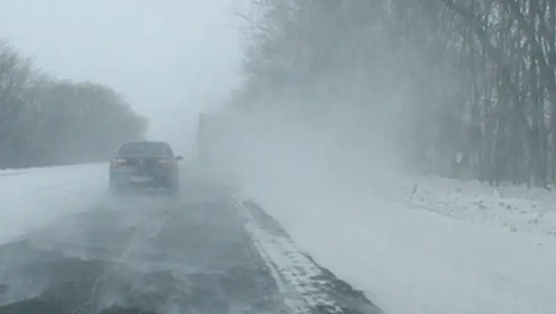 Из-за метели закрыто движение на участках автодорог в ВКО