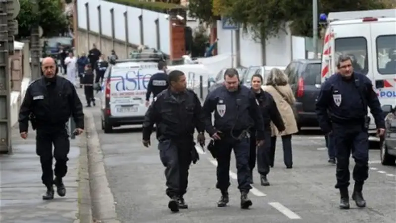 На севере Парижа неизвестный открыл огонь по полицейским