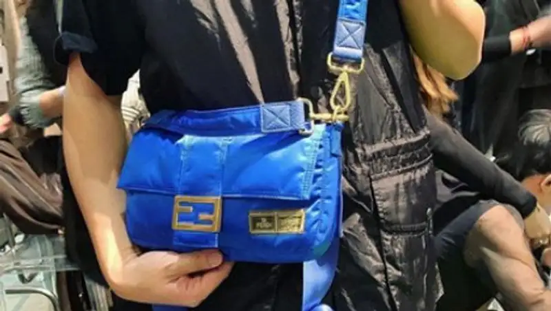 Мужчин призвали носить женские сумки