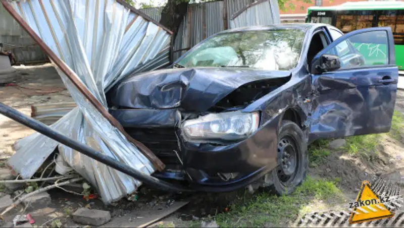 В Алматы автомобиль влетел во двор частного дома, едва не сбив ребенка