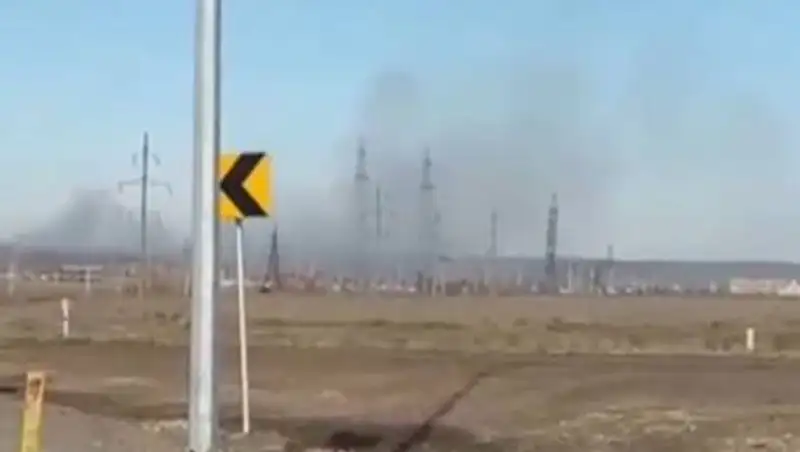 Под Карагандой второй день горит мусорный полигон