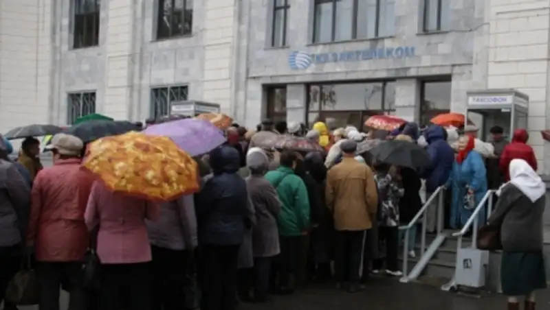В Усть-Каменогорске пенсионеры штурмуют отделение «Казахтелекома»
