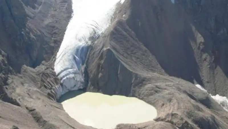 Два нестабильных моренных озера опорожнили в горах Алматы