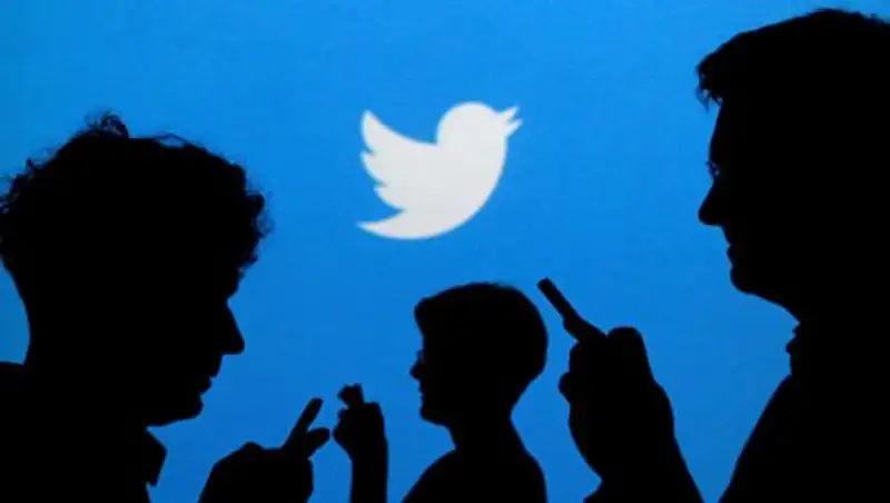 Сотрудники Twitter просматривают сообщения пользователей