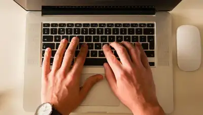 руки на клавиатуре , фото - Новости Zakon.kz от 31.05.2022 16:00