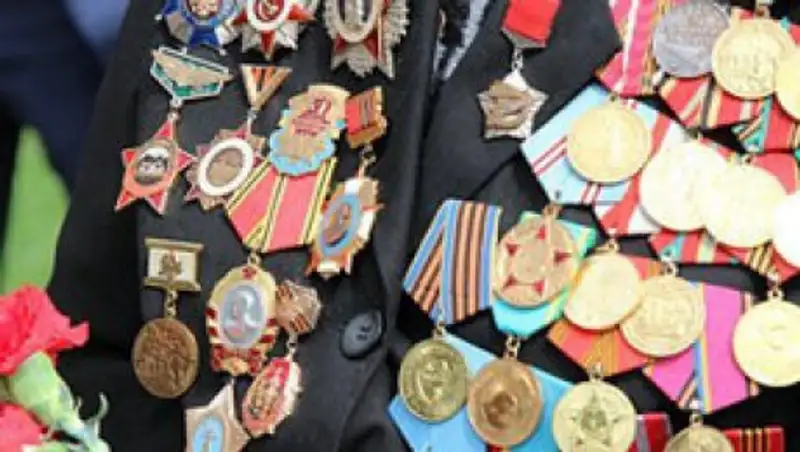 Бойжеткен майдангер атасыны&#1187; орден-медальдарын жым&#1179;ырып кеткен