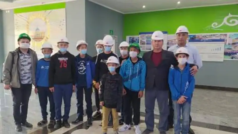 Для воспитанников детского дома Уральска организовали экскурсию на завод