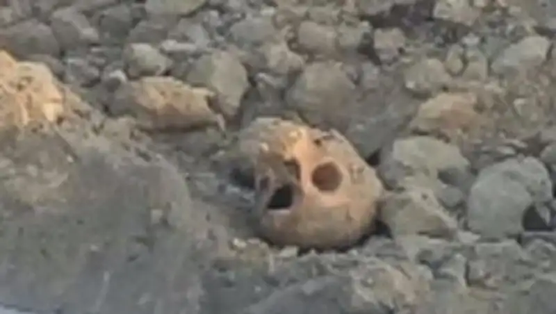 Неизвестное захоронение обнаружили при прокладке труб в Павлодарской области