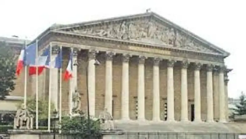 Парламент Франции отклонил вотум недоверия правительств