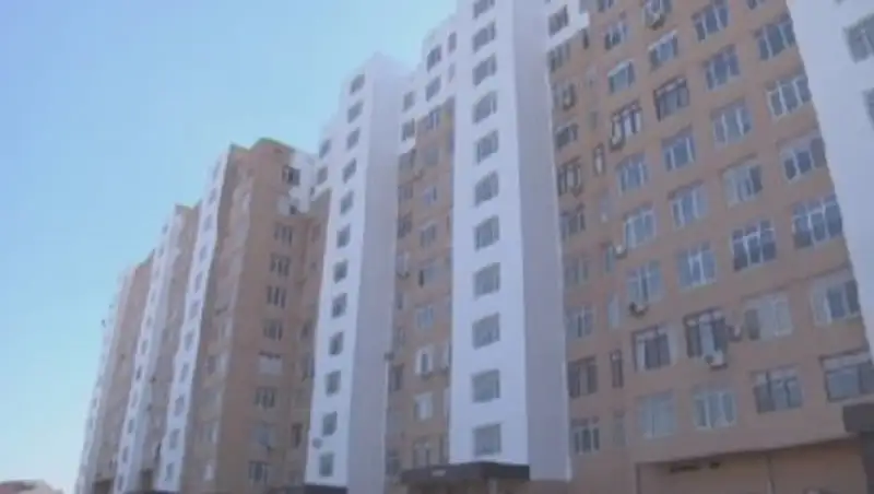 Комиссия проверит шатающуюся стену высотки в Актау