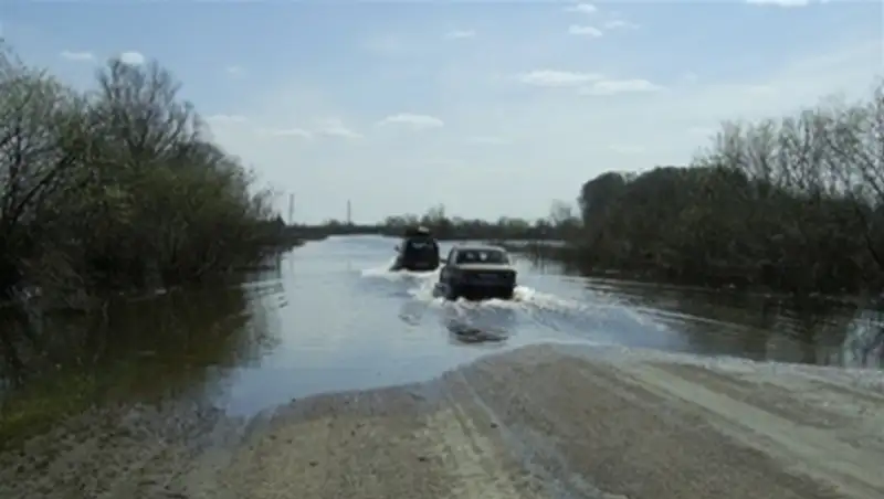 В Карагандинской области растаявший снег затопил дорогу