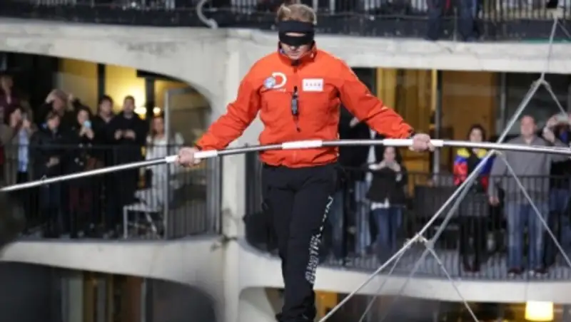 Канатоходец прошел между небоскребами в Чикаго с завязанными глазами  