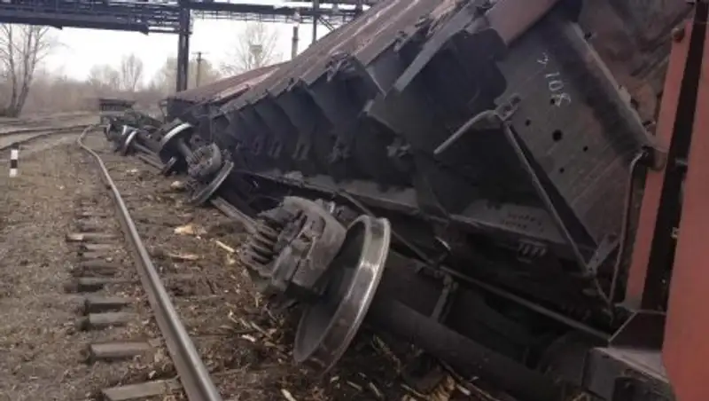 В Жамбылской области с рельсов сошел поезд