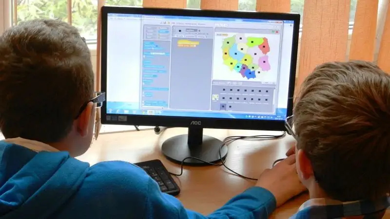 Столичные школьники первой смены в понедельник будут учиться дистанционно