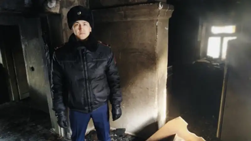 Полицейский рассказал, как спас женщину из горящего дома