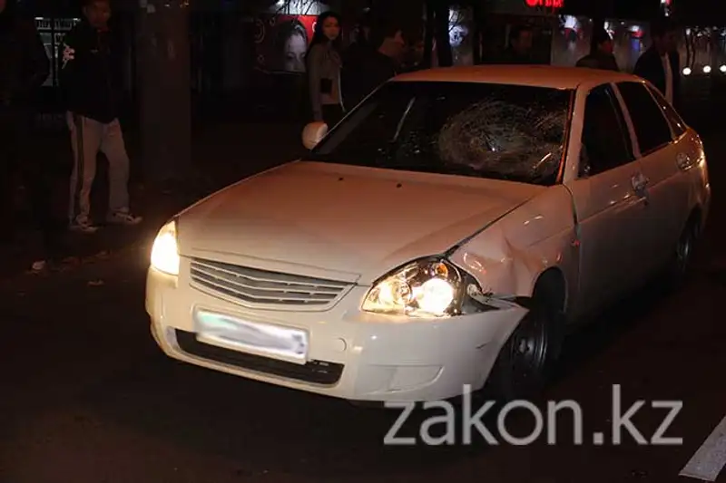 Пешеход, перебегавший дорогу в неположенном месте, попал под колеса Лады в Алматы (фото), фото - Новости Zakon.kz от 13.11.2013 18:08