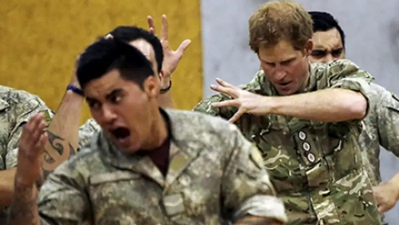 Принц Гарри исполнил устрашающий танец новозеландских регбистов