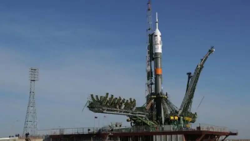 На космодроме «Байконур» установлена ракета-носитель «Союз-ФГ» с космическим кораблем