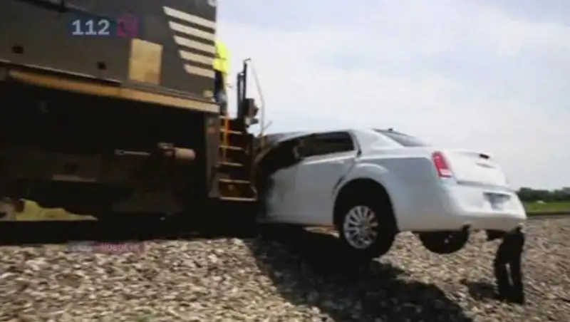 Поезд на большой скорости снёс лимузин в Нью-Йорке