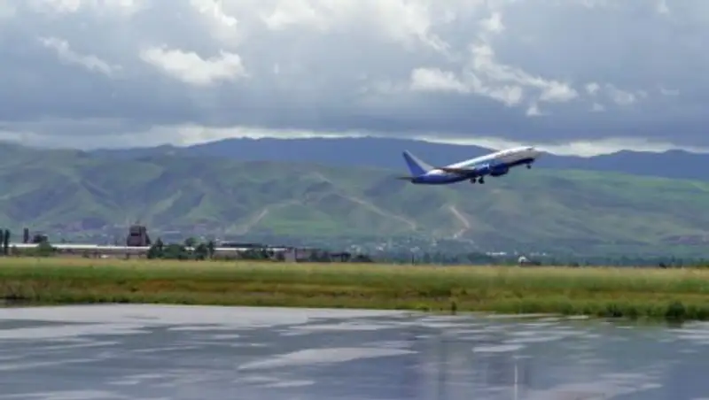 Вылетевший из Тараза самолет совершил аварийную посадку в Худжанде