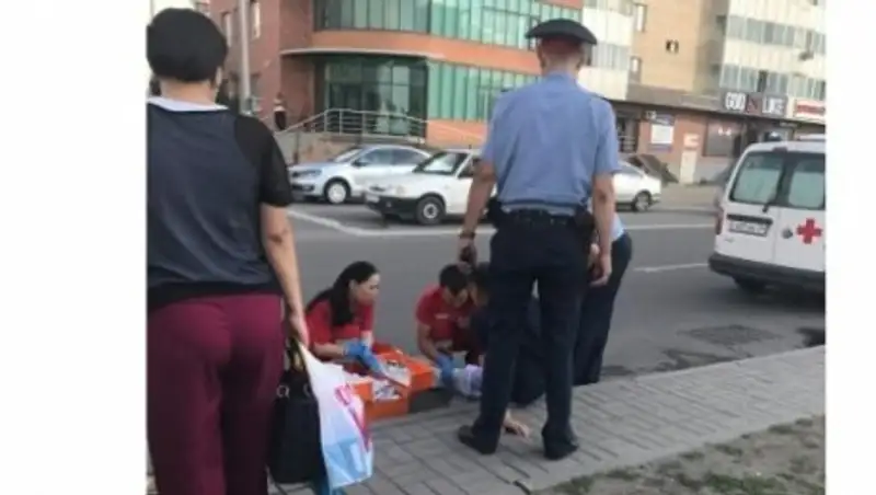 В Астане идущего на зеленый пешехода сбил автомобиль