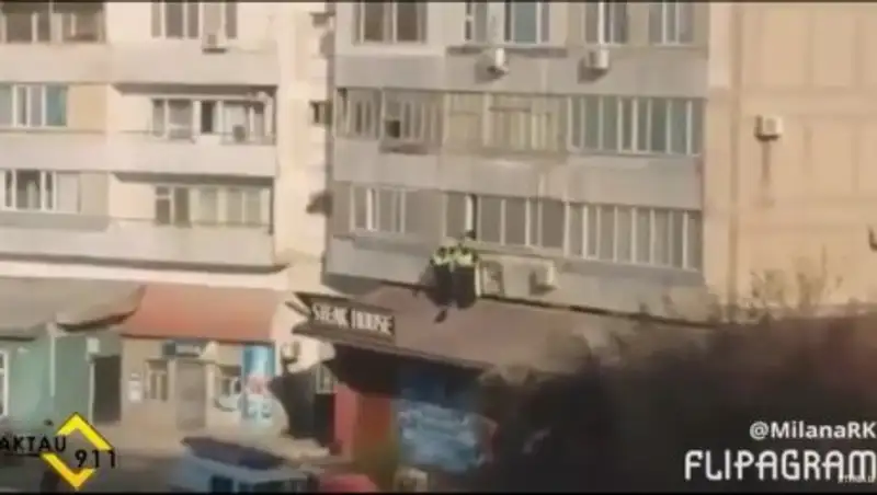 В Актау девушка угрожала покончить с собой, спрыгнув с первого этажа