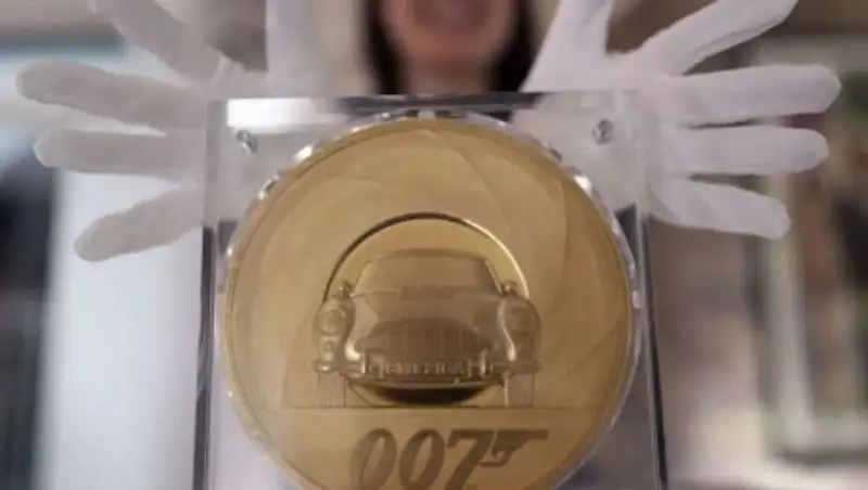 В Великобритании выпустили золотую монету в честь Джеймса Бонда
