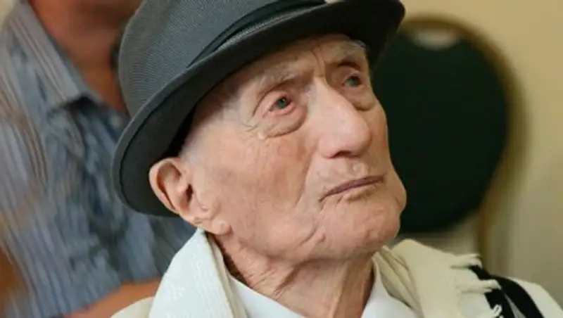 Умер самый старый мужчина на Земле