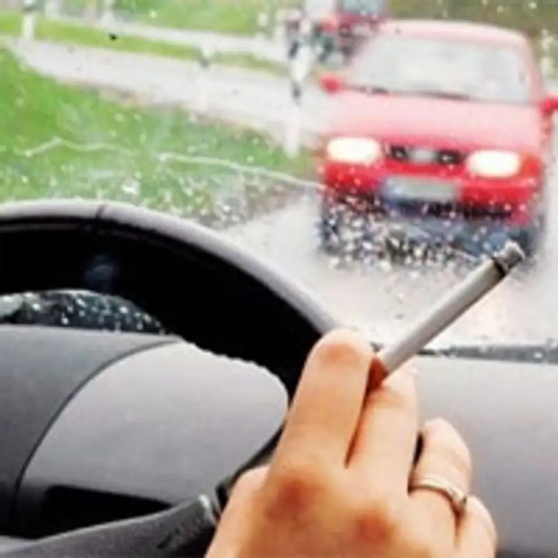 Внести в новый административный кодекс Казахстана наказание за курение за рулем предложил глава МВД, фото - Новости Zakon.kz от 19.06.2013 17:32