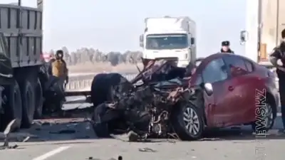 Kia въехала под припаркованный "КамАЗ" на трассе в Абайской области, фото - Новости Zakon.kz от 24.11.2022 17:25