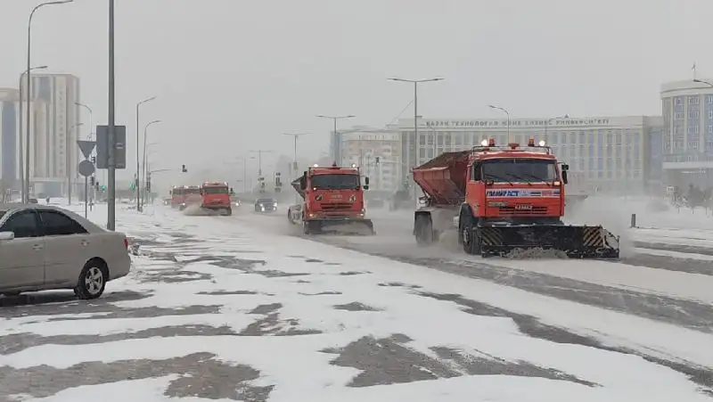 Более 7,5 тысячи кубометров снега вывезли на полигоны из Нур-Султана