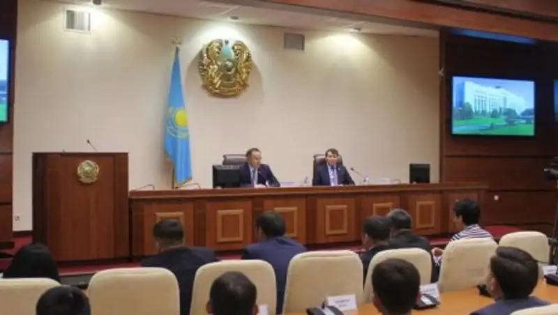 О более чем двукратном росте зарплат госслужащих рассказал Шпекбаев