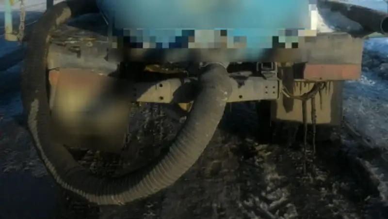 В Астане водителя задержали за слив нечистот в неположенном месте