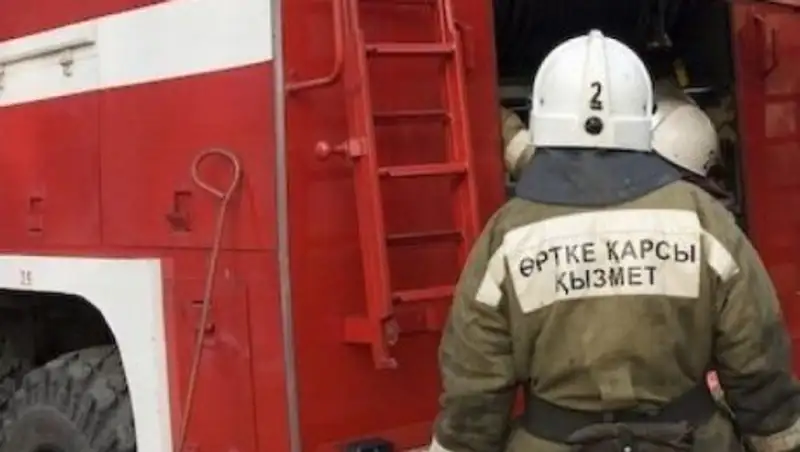 В Алматы горели хозпостройки