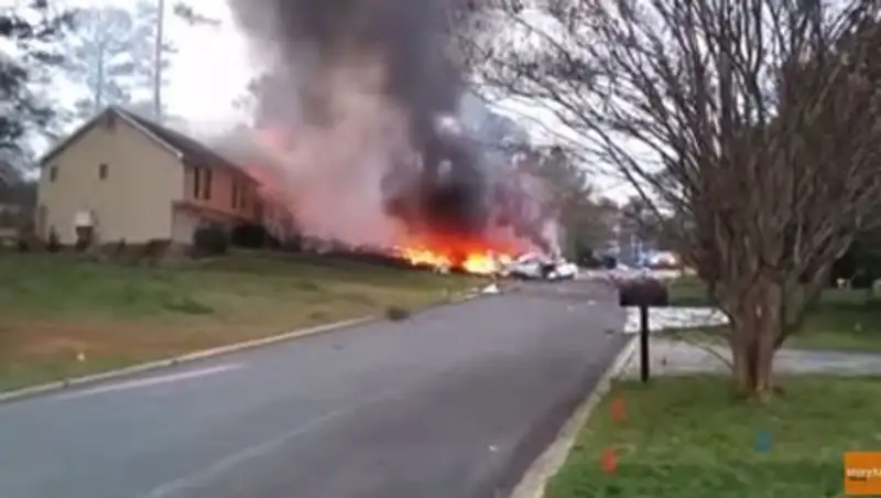 В Cети появилось видео с места падения самолета на жилой дом в США