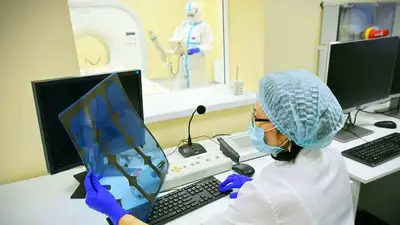 Рассказали о состоянии мужчины, на которого сбросили мебель в Актау, фото - Новости Zakon.kz от 26.03.2023 23:49