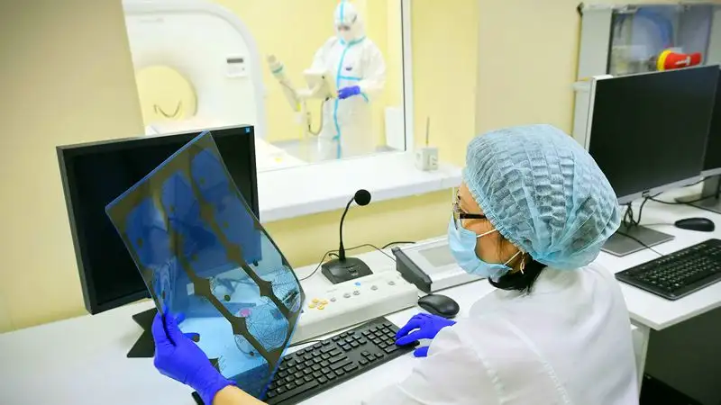 Медики рассказали о состоянии мужчины, на которого сбросили мебель в Актау