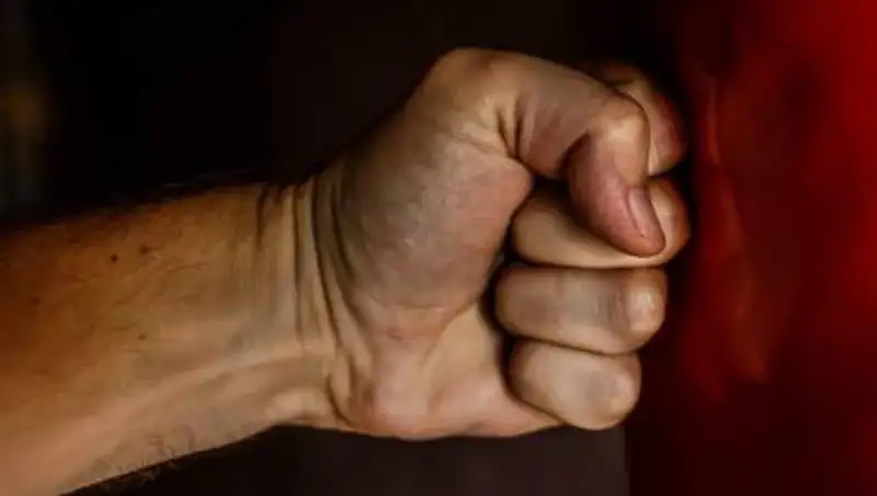 Мужчину избили и ограбили ранним утром в Алматы