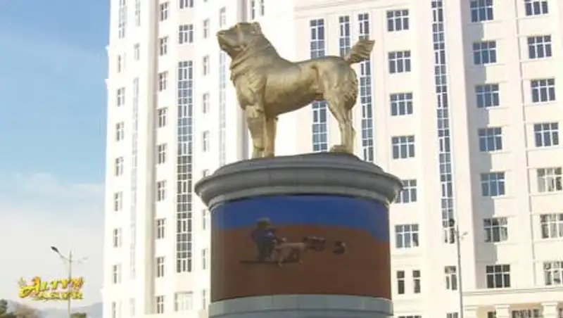 Гурбангулы Бердымухамедов открыл в Ашхабаде золотой памятник алабаю