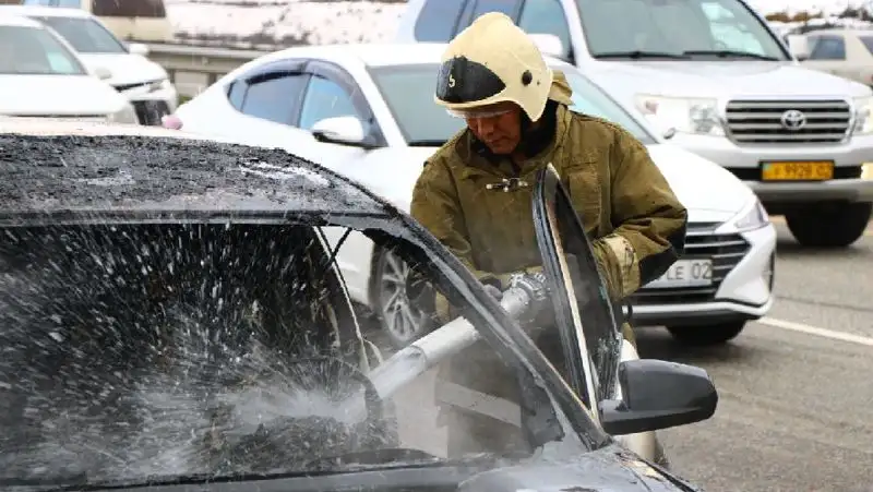 Пробка на ВОАД в Алматы: сгорел автомобиль