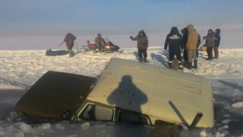 Два автомобиля провалились под лед на Бухтарме в ВКО