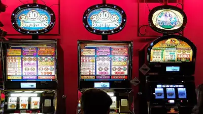 подпольные автоматы в казино Капшагая, фото - Новости Zakon.kz от 05.04.2022 17:25