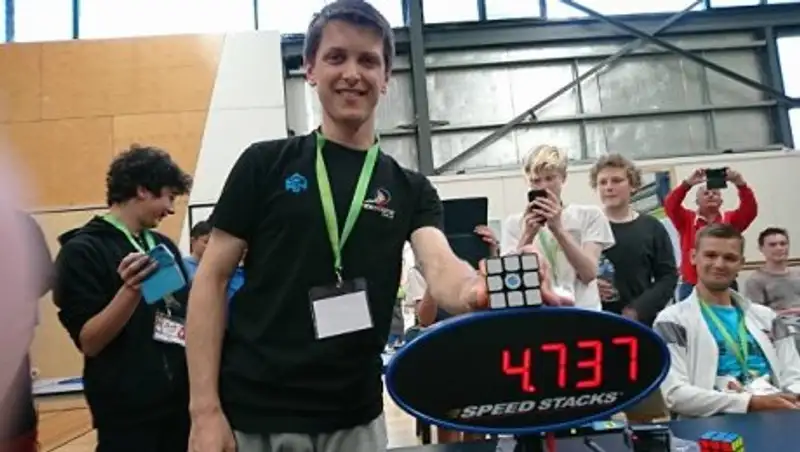 Австралиец побил мировой рекорд по сборке кубика Рубика